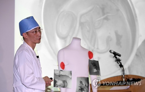(수원=연합뉴스) 김인철 기자 = 15일 오후 경기도 수원 아주대병원에서 이국종 교수가 총상을 입은 채 귀순한 북한군 병사의 수술결과 및 환자 상태에 대한 브리핑을 하고 있다. 2017.11.15