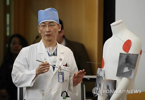 (수원=연합뉴스) 김인철 기자 = 15일 오후 경기도 수원 아주대병원에서 이국종 교수가 총상을 입은 채 귀순한 북한군 병사의 수술결과 및 환자 상태에 대한 브리핑을 하고 있다. 2017.11.15