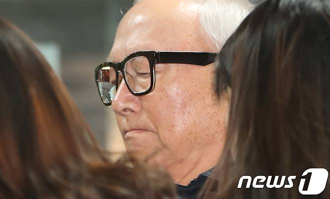 박근혜정부 당시 국가정보원 특수활동비 수십억원을 청와대에 상납했다는 의혹을 받고 있는 이병호 전 국정원장. 2017.11.16/뉴스1 © News1 허경 기자