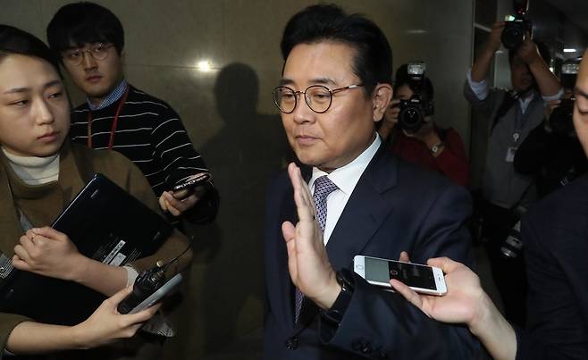 전병헌 청와대 정무수석이 14일 오전 국회 운영위원회의에서 대통령비서실 새해 예산안이 통과된 뒤 회의장을 나서다 롯데홈쇼핑 금품 수수의혹에 대한 기자들의 질문을 받고 손사래를 치고 있다. 이정우 선임기자 woo@hani.co.kr