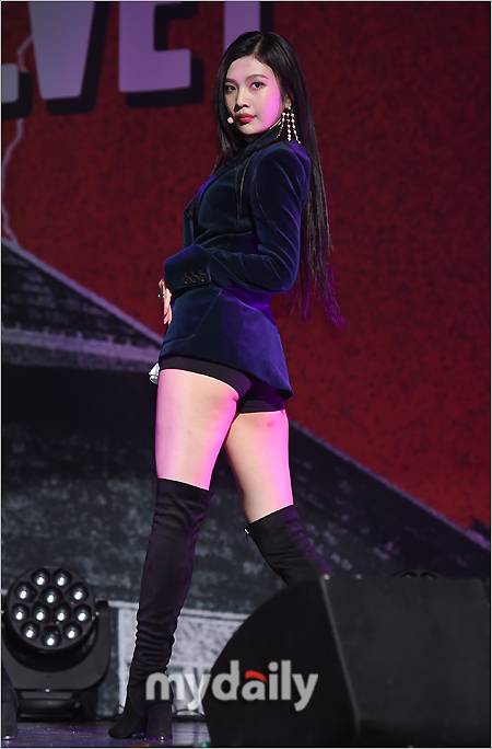 ▲ 레드벨벳 조이 '과감한 뒤태 노출'