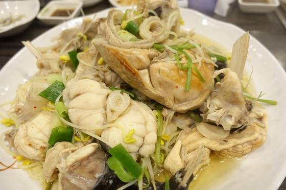 서울 마포의 생아귀 전문점 ‘홍박아구찜’ 대표 메뉴인 아구수육. 살이 싱싱한 아구 토막을 푸짐하게 낸다. 수육을 삶은 국물도 함께 나온다. 손바닥만 한 간이 눈에 띈다. 아귀 간은 ‘바다의 푸아그라’라고 불릴 만큼 고소한 맛이 농밀하고 녹진하다. 위·알집·창자도 보인다. 아귀 내장 부위는 생물이라야 먹을 수 있어 여느 아귀 음식점에서는 맛보기 어렵다.