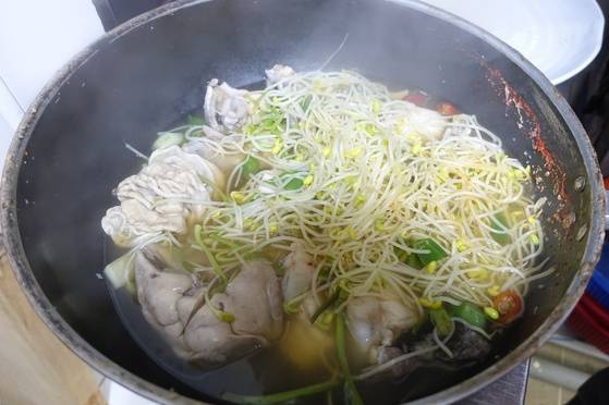 조리가 끝난 아구수육. 간과 알집이 드러나 보인다. 콩나물이 많아 보이지만 그릇에 담으면 고기가 훨씬 많다.