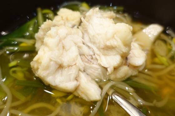 생아구탕에 들어있는 토막의 살. 싱싱한 아귀 살의 탱탱한 조직이 살아있는 걸 육안으로 볼 수 있다.