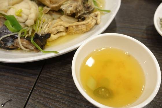 아구수육을 삶아낸 국물도 술을 부르는 맛이다. 고기를 삶기 전에 이미 좋은 재료들로 미리 뽑아둔 건어물·채소 국물이다.