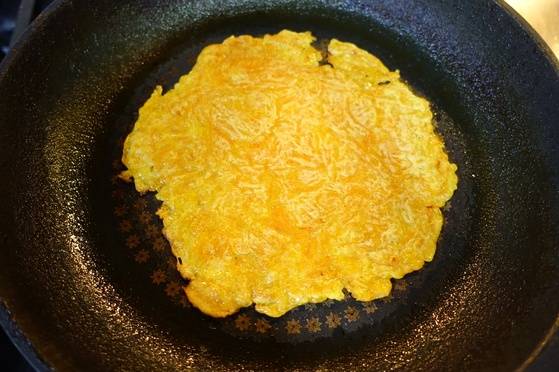 팬에서 잘 구워진 호박전.