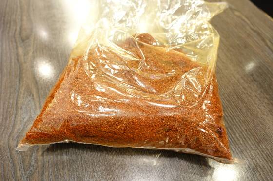 경북 봉화에서 계약재배 해서 쓴다는 고춧가루. 값이 중국산의 3배가 넘지만 재료는 좋은 것만 쓴다는 원칙에 따라 비싸도 국산 고춧가루만 쓴다고 한다.