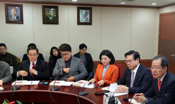 홍준표 자유한국당 대표가 17일 오전 서울 여의도 당사에서 열린 최고위원회의에 참석해 모두발언을 하고 있다. 박종근 기자