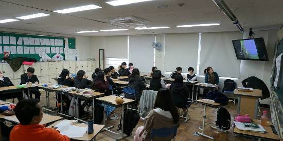 다행복학교이자 과학교육중점학교인 만덕고는 대부분의 수업을 토의,토론으로 진행한다.