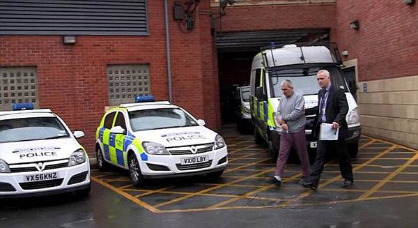 ⓒMail Online 갈무리 아버지 마흐무드 마흐무드가 법정으로 호송되는 모습.