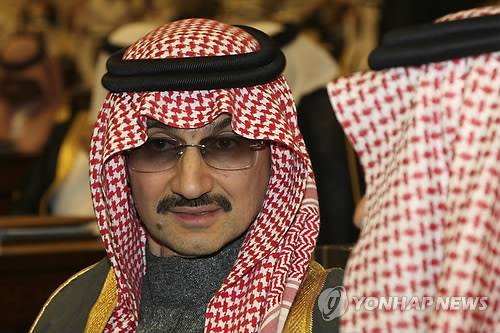 (리야드 AP=연합뉴스) 사우디아라비아의 반대파 숙청 과정에서 지난 4일(현지시간) 체포된 억만장자 알왈리드 빈탈랄(62·사진) 왕자. 6일 미국 일간지 워싱턴포스트(WP) 등에 따르면 빈탈랄 왕자는 압둘아지즈 사우디 초대 국왕의 손자이자 살만 국왕의 사촌으로, 자산 규모가 180억 달러(약 20조원)에 이르는 아랍권 최고 부호다. 세계적으로 영향력 있는 투자가 중 한 명으로 '사우디의 워런 버핏'으로 불리는 빈탈랄 왕자의 갑작스러운 체포가 주요 글로벌 기업 투자에 미칠 영향 등에 세계의 관심이 쏠리고 있다.      lkm@yna.co.kr