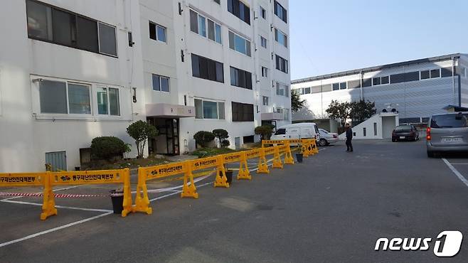 18일 오전 대구 동구 6층짜리 아파트 옥상에서 물탱크 외벽이 떨어져 주차된 차량 3대가 파손됐다.(대구 동구 제공)© News1