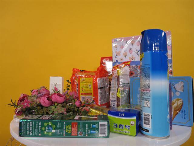 비트코인 체험 중 슈퍼마켓, 꽃집, 화장품 가게로부터 구매한 물품들. 모두 비트코인으로 결제했다. 박재현 기자