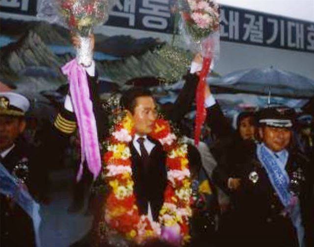 1983년 4월 14일 서울 여의도에서 열린 귀순환영대회에서 이웅평씨가 꽃다발을 들고 있다.  한국일보 자료사진.