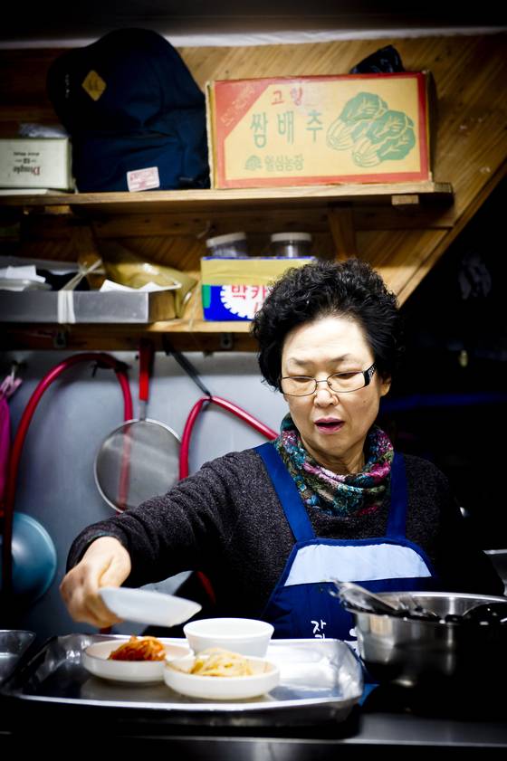노병복 사장은 광화문집을 인수한 후 가장 자신있는 메뉴인 김치찌개를 팔았다. 김경록 기자