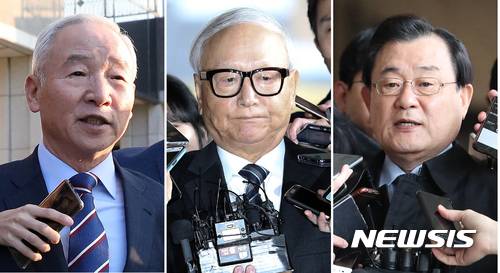 【서울=뉴시스】추상철·최진석·고승민 기자 = 왼쪽부터 남재준, 이병호, 이병기 전 국정원장이 지난 9일과 10일, 13일에 서울 서초구 서울중앙지방검찰청에 피의자 신분으로 출석하며 기자들의 질문에 답하는 모습. 2017.11.15.  photo@newsis.com