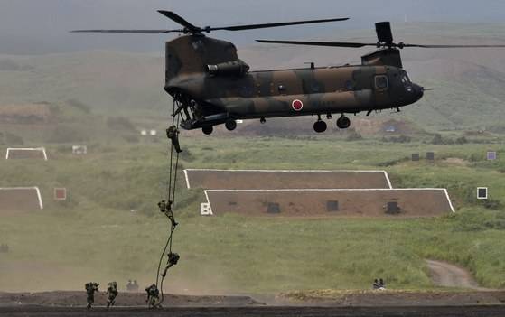 지난 8월 24일 시즈오카현 고텐바시 소재 히가시후지 연습장에서 열린 일본 육상자위대의 연례 사격 훈련 '후지종합화력연습'에서 육상자위대 대원들이 치누크 헬기에서 강습하고 있다. [사진 EPA]