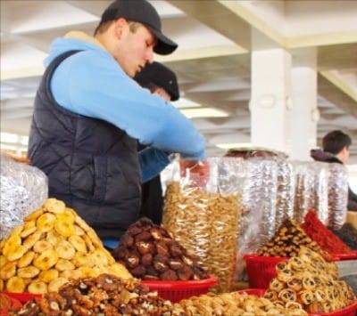 시욥 바자르에서 파는 다양한 종류의 말린 과일들.