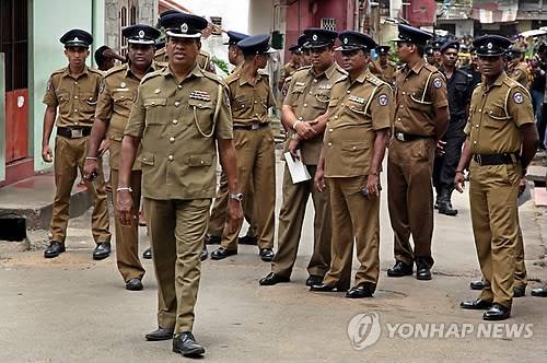 2013년 8월 스리랑카 수도 콜롬보에서 불교도와 무슬림의 갈등이 고조돼 경찰들이 이슬람 사원 주변에 배치되고 있다.[EPA=연합뉴스 자료사진]