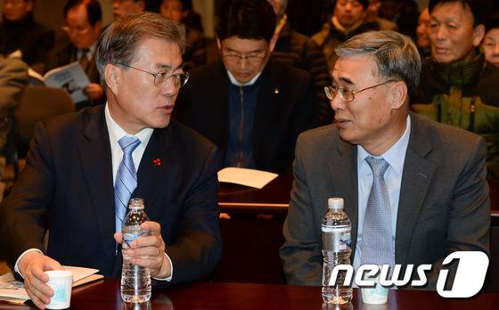 문재인 대통령이 지난해 1월19일 서울 중구 프레스센터에서 열린 '2016 신년대토론회 20대 총선과 남북관계'에서 이종석 전 통일부장관과 대화를 나누고 있다. 2016.1.19/뉴스1 © News1 허경 기자