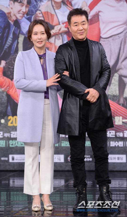 [포토] 한진희, 극 중 세 번째 아내 최수린과!