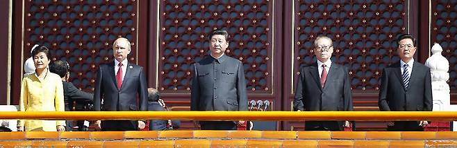 박근혜 전 대통령이 2015년 9월 3일 중국 북경 천안문 성루에서 열병식을 지켜보고 있다. /조선DB