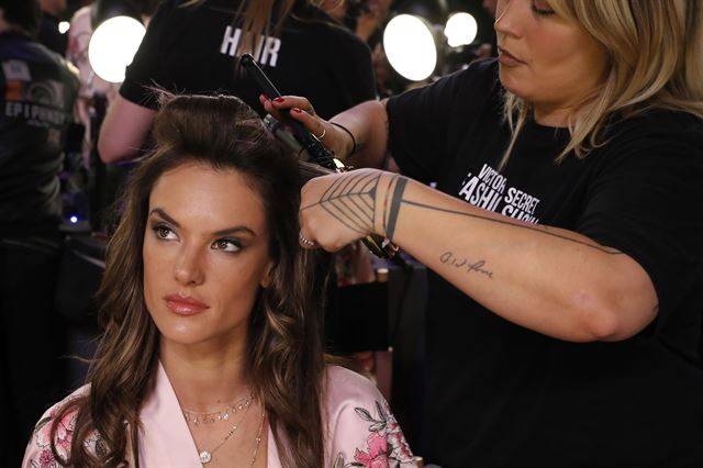 중국 상하이의 메르세데스 벤츠 아레나에서 20일(현지시간) '2017 빅토리아 시크릿 패션쇼'를 앞두고 무대 뒤에서 브라질 출신의 알레산드라 앰브로시오가  메이크업을 받고 있다.  AP 연합뉴스