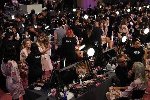 중국 상하이의 메르세데스 벤츠 아레나에서 20일(현지시간) '2017 빅토리아 시크릿 패션쇼'를 앞두고 무대 뒤에서 모델들이 메이크업을 받고 있다.  AP 연합뉴스