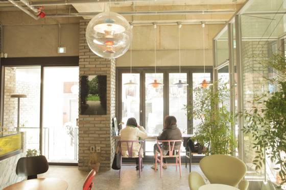 밤을 기다릴 필요가 없다. 펜던트 조명은 낮에도 빛을 발한다. 그 자체로 멋진 오브제가 되기 때문이다. 청담동 '앤더슨 C' 카페. 송현호 인턴기자