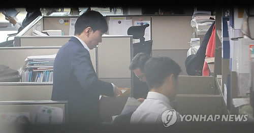 '국정원 특활비 의혹' 최경환 의원실 압수수색 (서울=연합뉴스) 최재구 기자 = 박근혜 정부 경제부총리 겸 기획재정부 장관 시절에 국가정보원으로부터 특수활동비 1억여 원을 받았다는 의혹에 휩싸인 자유한국당 최경환 의원의 국회 의원회관 사무실에 대해 20일 검찰이 압수수색을 실시하고 있다.     jjaeck9@yna.co.kr