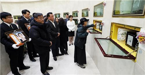 '부디 영면하소서' (인천=연합뉴스) 윤태현 기자 = 세월호 선체조사에서도 끝내 유해를 찾지 못한 미수습자 고 권재근씨와 혁규군 부자의 안치식이 열린 20일 오전 인천시 부평구 인천가족공원 내 세월호일반인희생자 추모관에 권씨, 부인 고 한윤지씨, 아들 혁규군의 유골함이 안치되고 있다. 2017.11.20      tomatoyoon@yna.co.kr  (끝)