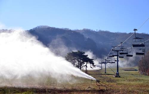 무주리조트 올해 첫 제설작업[무주리조트제공=연합뉴스]