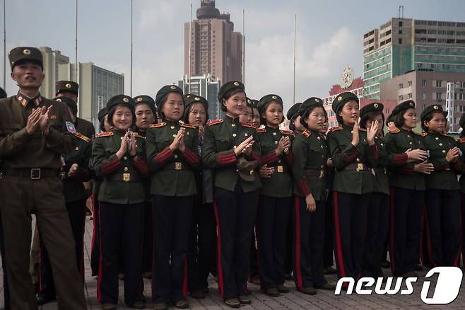미사일 발사 뉴스 영상을 보고 박수치는 북한 인민군. (자료사진) © AFP=뉴스1