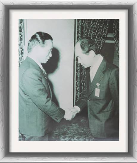 1968년 3월 공보비서관실 사회·언론 비서관에 임명된 뒤 박정희 당시 대통령과 악수하고 있는 김종신 전 청와대 비서관(오른쪽).