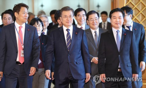 중기부 장관 임명한 문 대통령, 밝은 표정 (서울=연합뉴스) 김주형 기자 = 문재인 대통령이 21일 오전 홍종학 중소벤처기업부 장관(오른쪽)에게 임명장을 수여한 뒤 간담회 장소인 인왕실로 이동하고 있다. 왼쪽은 임종석 비서실장.     kjhpress@yna.co.kr