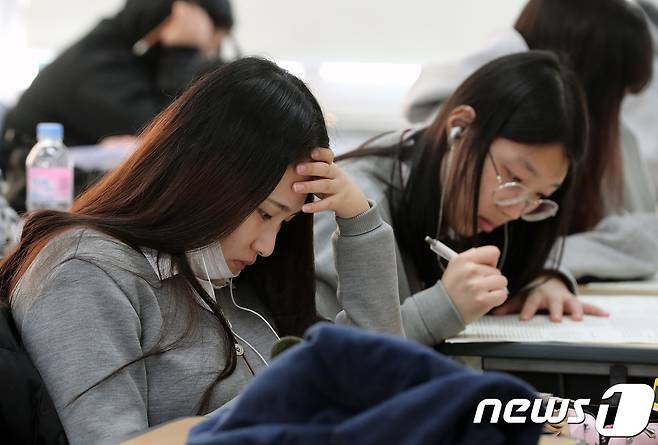 2018학년도 대학수학능력시험을 이틀 앞둔 21일 오후 서울 동작구 수도여자고등학교에서 고3 학생들이 자율학습을 하고 있다. 2017.11.21/뉴스1 © News1 이재명 기자