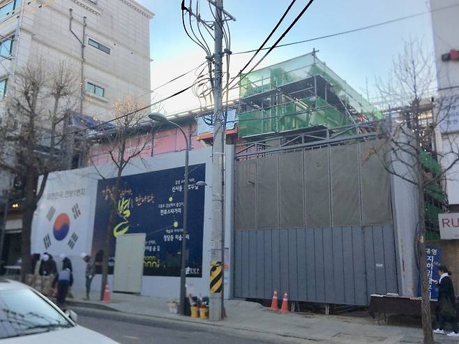 내년 초 강남구 신사동 가로수길 일대에  문을 열 한국 첫 '애플스토어'는 애플스토어 특유의 실내디자인인 층고 높은 디자인으로 지어진다.  가려진 외벽은 애플스토어 트레이드마크인 전면 통유리 디자인이 적용될 전망이다. © News1 김보람 기자