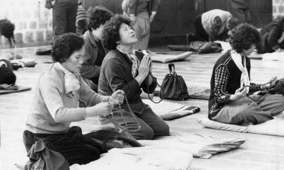 전국 수험생이 동시에 치르는 학력고사는 단 한번의 기회로 입시의 성패가 갈리는 중요한 시험이었다. 시험 당일 수험장과 그 주변, 그리고 시험 며칠 전부터 전국의 사찰과 교회 등에는 성공적인 입시를 기원하는 학부모들의 행렬이 줄을 이었다. [중앙포토]