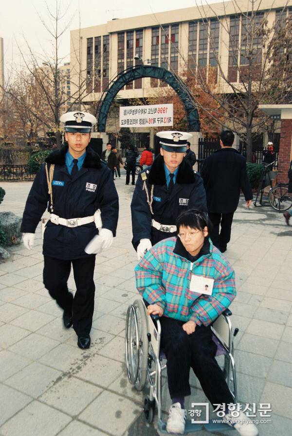 1995년 11월 22일 1996학년도 대학수학능력시험 고사장 풍경. 김정근 기자