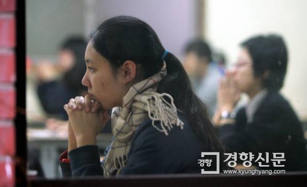 2008학년도 대학수학능력시험일인 2007년 11월 15일 한 수능시험장에서 시험 준비를 하고 있는 수험생의 모습. 경향신문 자료사진