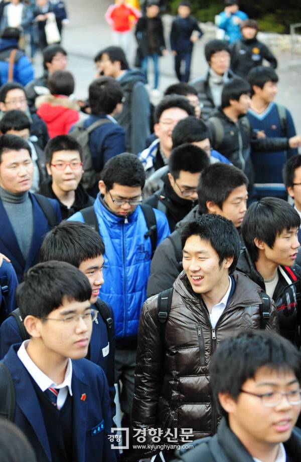 2010학년도 대학수학능력시험이 치러진 2009년 11월 12일 서울 경복고등학교에서 시험을 마치고 나오는 수험생들. 김영민 기자