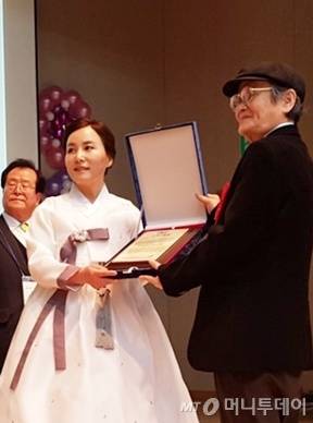 전 작가가 제12회 세계문학상 시상식에서 소설부문 대상을 수상하고 있다./사진제공=전 작가