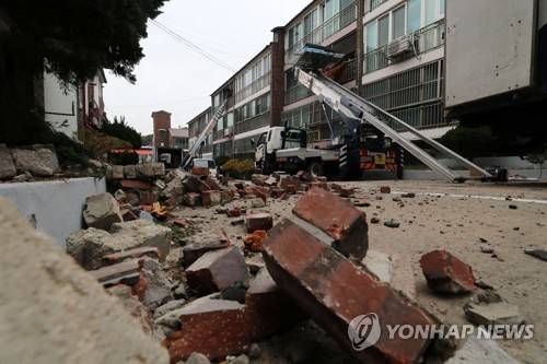 위험한 집에서 짐 빼는 이재민 (포항=연합뉴스) 김준범 기자 = 지진 피해를 본 이재민들이 22일 오전 경북 포항시 북구 환호동 대동빌라에서 짐을 빼 이사하고 있다. 포항시는 지진 피해로 집이 부서지거나 기울어져 철거 대상인 대동빌라, 흥해읍 대성아파트 등 328가구를 LH(한국토지주택공사) 임대아파트로 옮기기로 했다. 2017.11.22      psykims@yna.co.kr