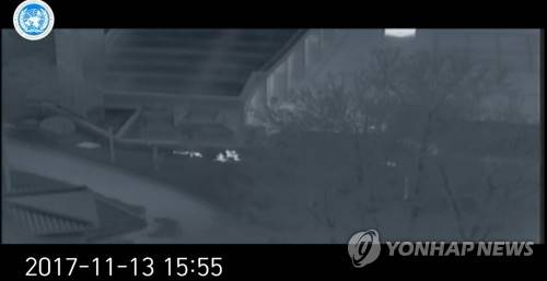 부상 귀순병사 구조하는 JSA경비대대 (서울=연합뉴스) 지난 13일 판문점 공동경비구역(JSA)에서 귀순하다 총상을 입고 쓰러진 북한 병사를 구조하기 위해 JSA경비대원들이 포복으로 이동하고 있다.      유엔군 사령부는 22일 최근 판문점공동경비구역(JSA)을 통해 귀순한 북한 병사의 당시 총격 상황을 담은 CCTV를 공개했다.  [유엔군사령부 제공=연합뉴스]      photo@yna.co.kr