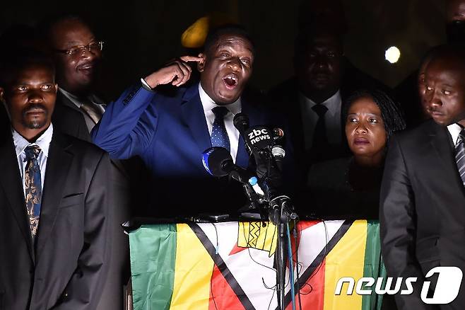 짐바브웨 임시 대통령으로 취임할 에머슨 음난가그와(75) 전 부통령. © AFP=뉴스1