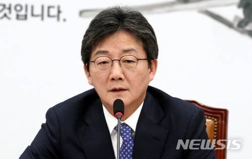 【서울=뉴시스】이영환 기자 = 23일 오전 서울 여의도 국회 바른정당 회의실에서 열린 최고위원-국회의원 연석회의에 참석한 유승민 대표가 발언하고 있다.유승민 대표는 "매년 연평도 포격 도발 추모식에 참석했는데 오늘은 불가피하게 추모식에 참석하지 못하게 됐다" 며 "희생된 군인장병과 민간인을 위해 묵념을 올리고 회의를 시작하겠다"고 밝혔다.또한 "세월호 유골 은폐사건과 관련해 문재인 대통령이 직접 국민앞에 나서서 책임지고 반성하는 모습과 재발방지 대책을 밝혀야 한다"고 전했다. 2017.11.23. 20hwan@newsis.com