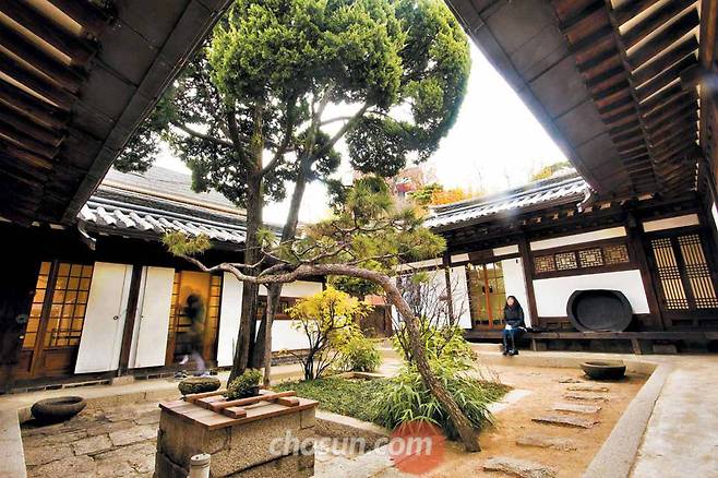 ㅁ’자 구조의 ‘최순우옛집’.