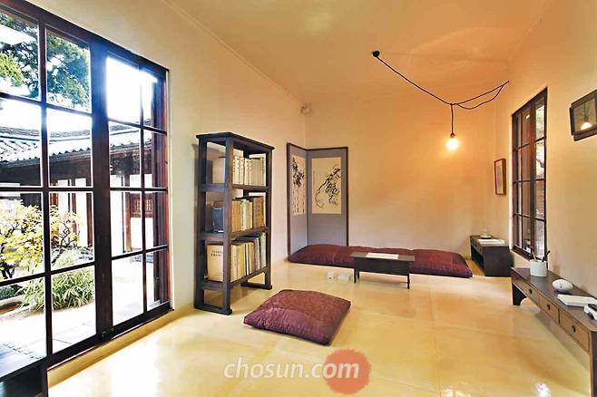 최순우가 생전 사용했던 물건들과 사용했을 법한 물품으로 채워진 ‘최순우 옛집’ 사랑방.