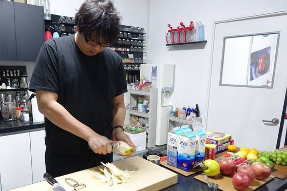 사과차 베이스를 만들기 위해 필러로 모과를 저미는 김영하씨.