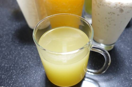 뜨거운 물을 부으며 걸러 완성된 따듯한 사과 차. 모과가 들어갔지만 모과 향은 느끼기 어렵다.